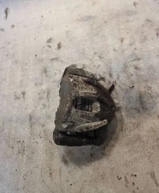 Toyota Avensis T250 Front brake caliper 