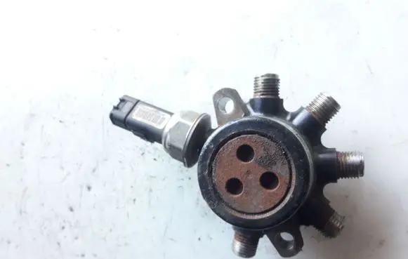 Renault Scenic II - Grand scenic II Fuel distributor R9144Z070A