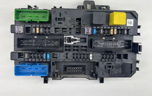 Opel Astra H Fuse module 13206762