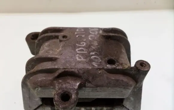Volkswagen PASSAT B6 Engine mount bracket 1K0199262P