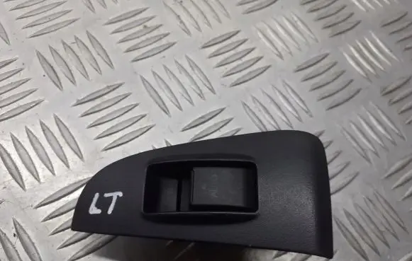 Toyota Avensis T250 Quarter vent window switch 74272-05020
