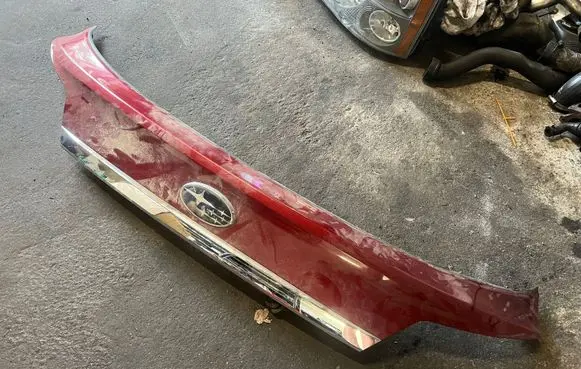 Subaru Outback Trunk door license plate light bar C08010035