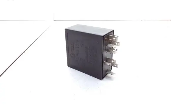 Skoda Octavia Mk1 (1U) Hazard warning light relay 4B0955531A 72WA401