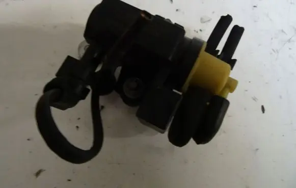 Mercedes-Benz B W246 W242 Turbo solenoid valve A0081535428