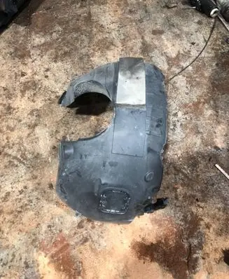Front wheel arch liner splash guards