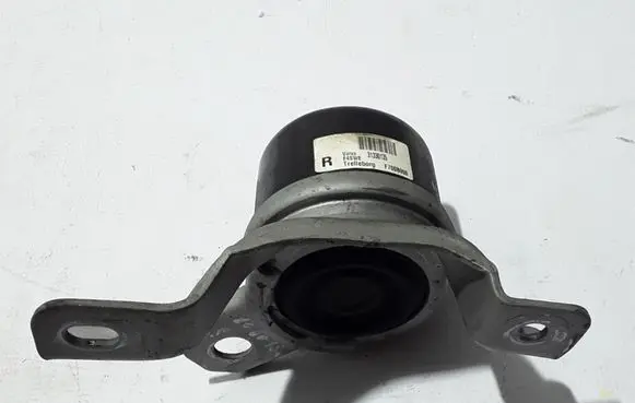 Volvo XC60 Engine mount bracket 31330135