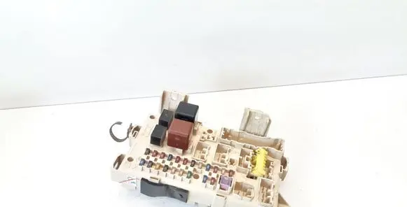 Toyota Avensis Verso Fuse module 8922144030