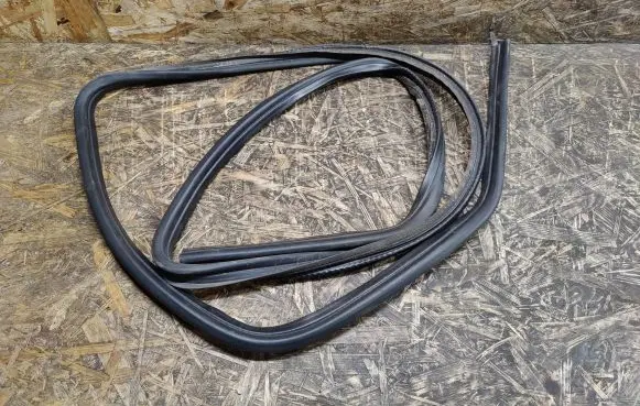 Trunk rubber seal (body)