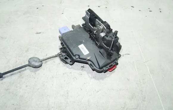 Volkswagen Golf V Rear door lock 7L0839016D