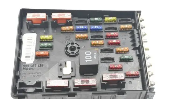 Volkswagen PASSAT CC Fuse module 3C0937125