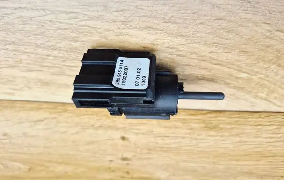 Audi A4 S4 B6 8E 8H Brake pedal sensor switch 3B0945511A