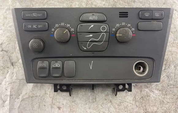 Volvo V70 Climate control unit 8682930