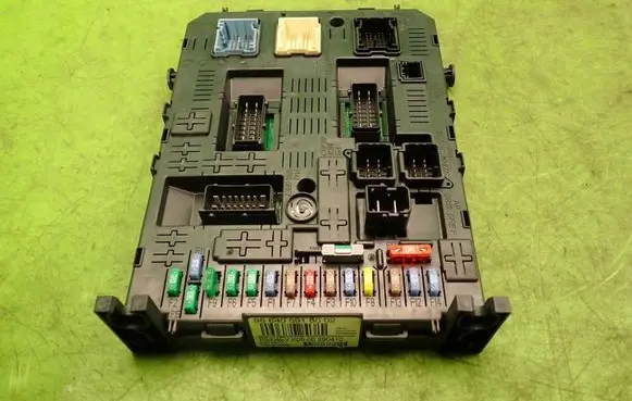 Peugeot 308 Fuse module 9664059180
