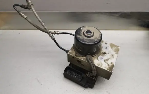 Volkswagen Golf IV ABS Pump 1J0907379H 1J0614217C