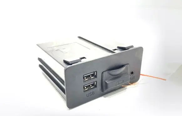 Mazda 3 II USB socket connector BHP1-669U0