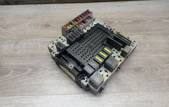 Volvo S60 Fuse module 8688153