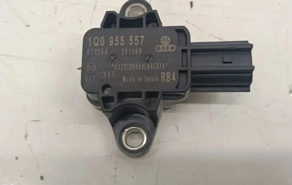Volkswagen Polo V 6R Airbag deployment crash/impact sensor 1Q0955557