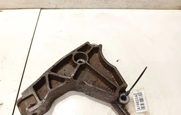 Engine mounting bracket