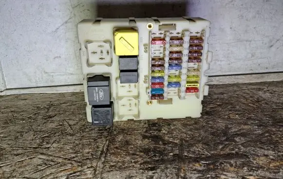 Ford Focus Fuse module 98AG14K150AE