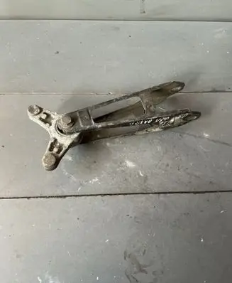 Engine mount bracket