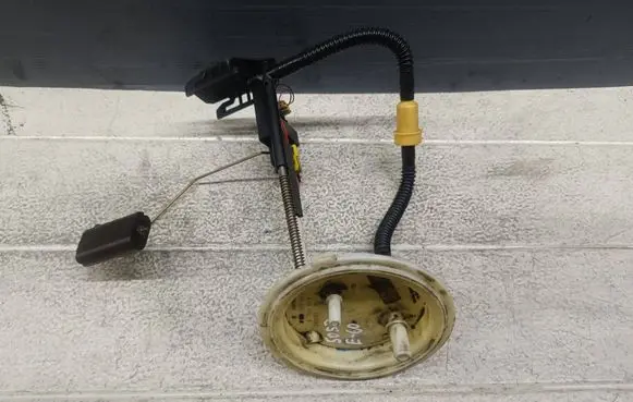 BMW 5 E60 E61 Fuel level sensor 6765849