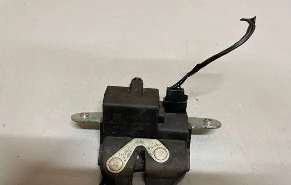 Opel Corsa E Tailgate/trunk/boot lock/catch/latch 13317445