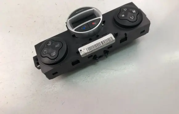 Renault Clio III Interior fan control switch 8200296683