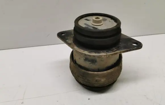 Volkswagen PASSAT B4 Engine mount bracket 1H0199625
