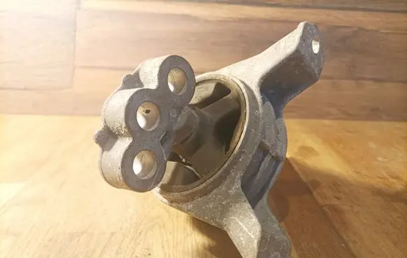 Opel Zafira A Engine mount bracket