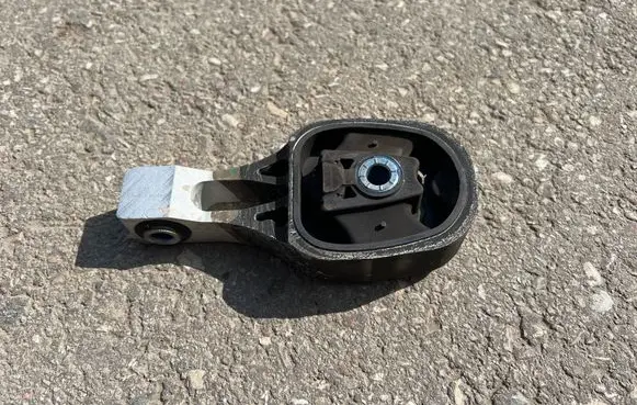 Opel Mokka B Engine mount bracket 9824116780