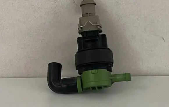 Mercedes-Benz C W203 Valve vacuum 0004703293