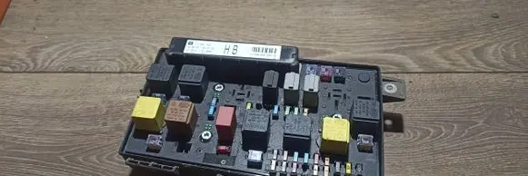 Opel Zafira B Fuse module 743381