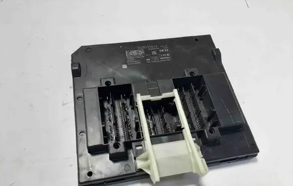 Volkswagen PASSAT B8 Central body control module 5Q1937084A