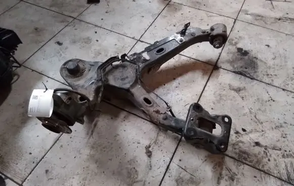 Rear wheel hub spindle/knuckle