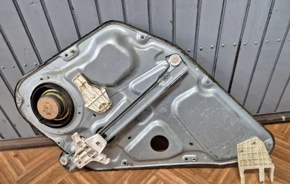 Hyundai Sonata Rear window lifting mechanism without motor 
