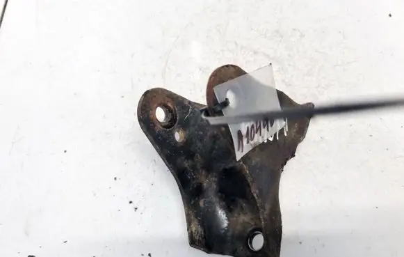 Engine mounting bracket