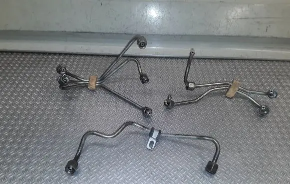 Volvo XC70 Fuel injector supply line/pipe 