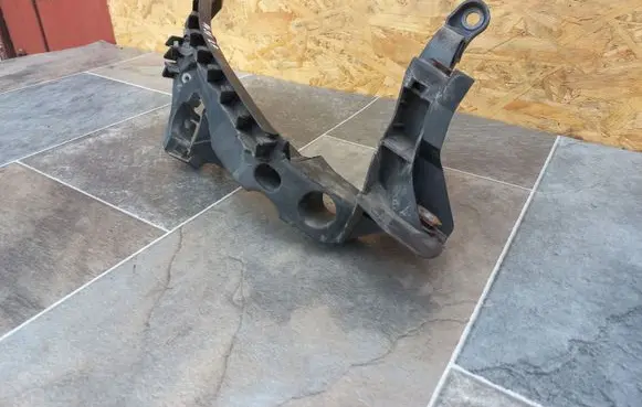 Headlight/headlamp mounting bracket