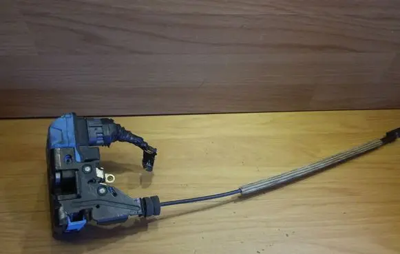 Volvo S60 Front door lock 8650544
