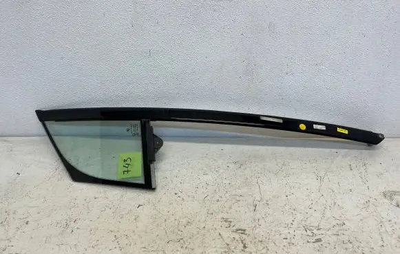 BMW i3 Front door vent window glass four-door 7289042 DOT24M19AS2 E000255C