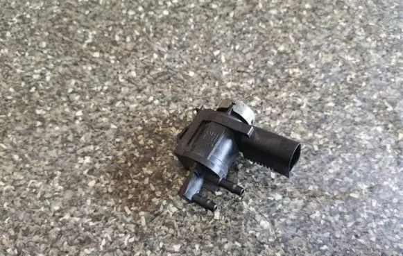 Volkswagen Golf V Turbo solenoid valve 1K0906283A