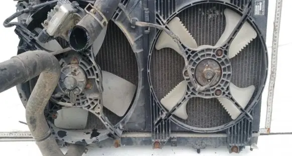 Mitsubishi Galant Radiator cooling fan shroud