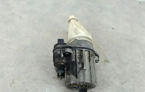 Opel Zafira B Power steering pump 13192897