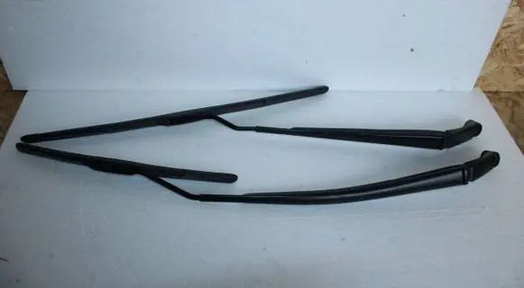 Toyota Yaris XP210 Front wiper blade arm