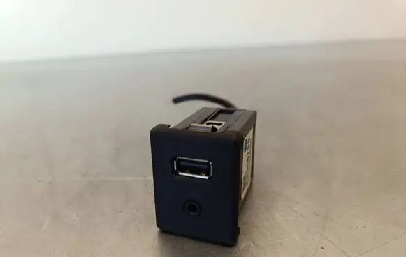 Opel Zafira C USB socket connector 20868798 NAL31333250F