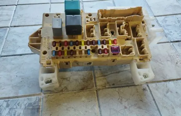 Toyota Corolla Verso AR10 Fuse module 892210F010