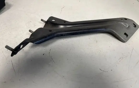 Audi Q5 SQ5 Fender mounting bracket 8R0821135
