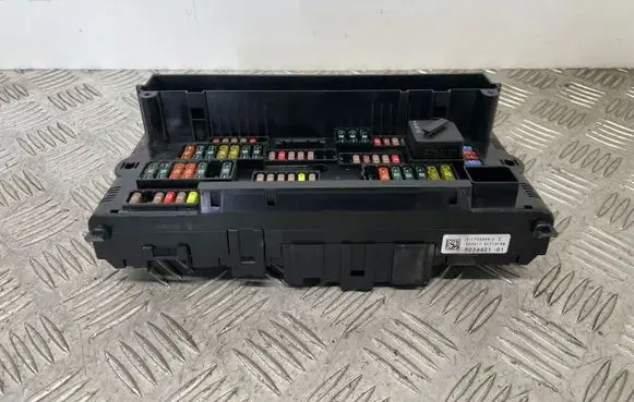 BMW 5 F10 F11 Fuse module 9234421