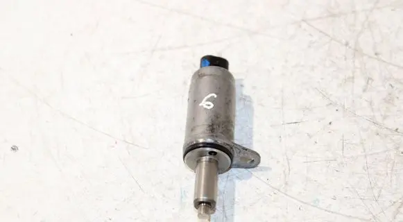 Volkswagen Golf VII Camshaft vanos timing valve 06E103697H