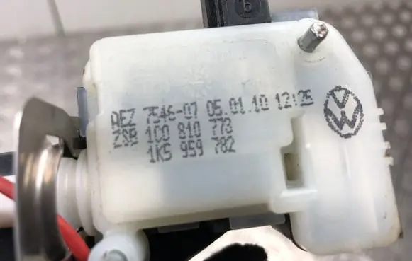 Audi TT TTS Mk2 Fuel tank cap lock motor 1C0810773 1K5959782 8J0809985C